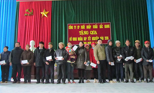 TẶNG 100 SUẤT QUÀ CHO HỘ NÔNG DÂN ĐẶC BIỆT KHÓ KHĂN